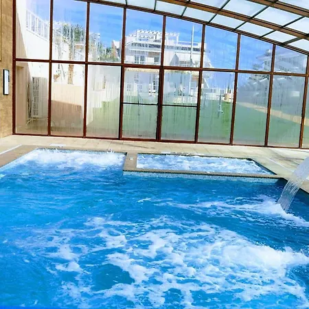 아파트 Punta Prima Indoor & Outdoor Pool *